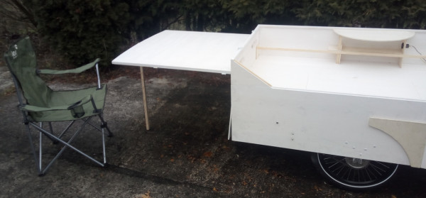 tisch-und-campingsessel.jpg
